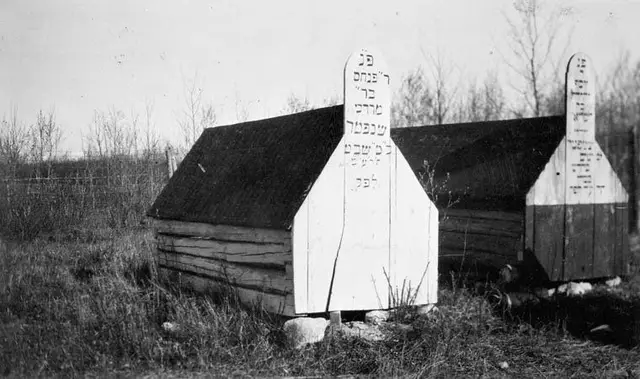 Graves in the Jewish cemetery at Lipton Colony